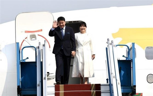 Le Président mongol Ukhnaagiin Khurelsukh et son épouse. Photo: VNA