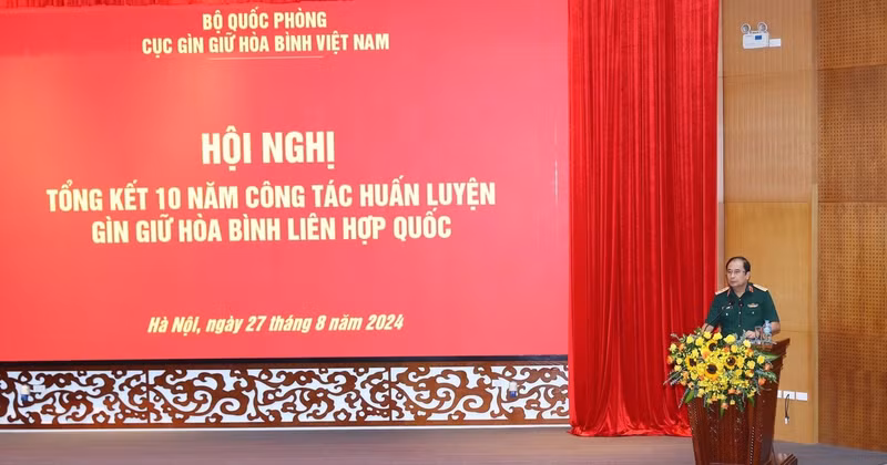 Le général de corps d’armée Phung Si Tân, chef d’État-major général adjoint de l’Armée populaire du Vietnam, à la conférence. Photo : VNA.