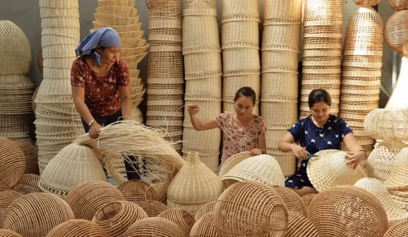Le Vietnam compte plus de 1 000 villages de fabrication des produits en rotin et en bambou, représentant 24 % du nombre total de villages artisanaux. Photo : congthuong.vn.