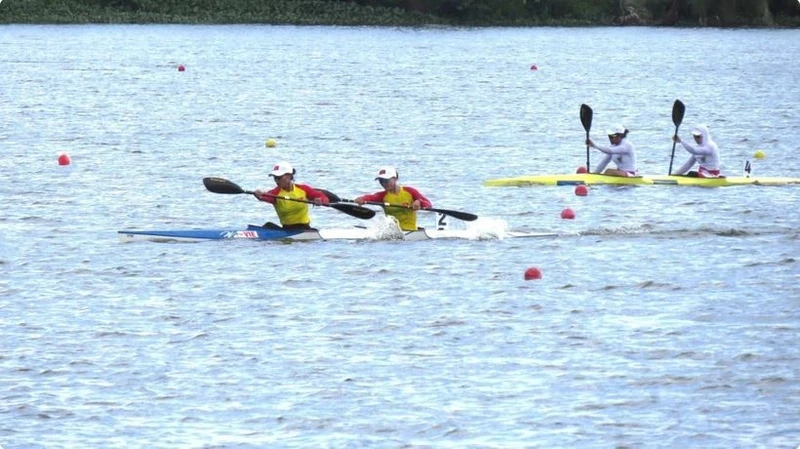 Les athlètes vietnamiens réalisent une excellente performance lors de la première journée des Championnats d’Asie du Sud-Est de canoë. Photo: VNA