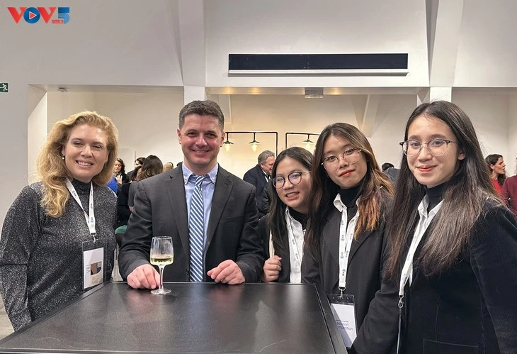 Les candidates vietnamiennes avec des experts. Photo : VOV.