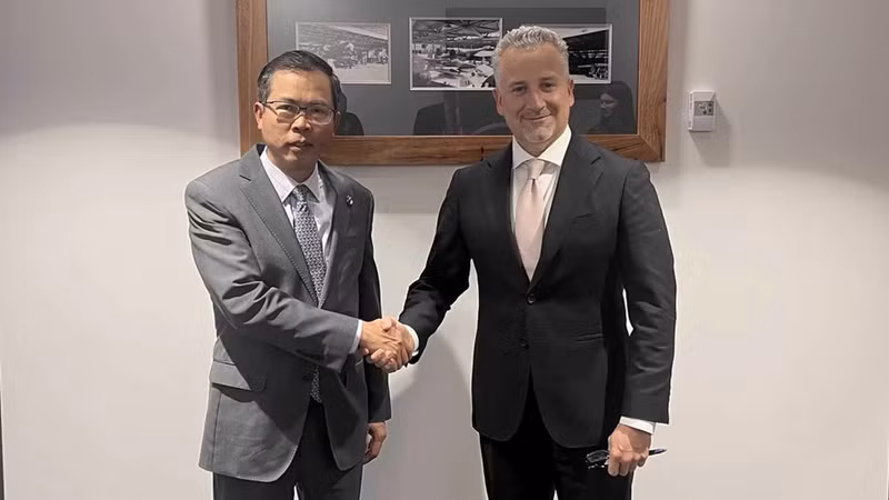 L'ambassadeur du Vietnam en Australie, Pham Hung Tam (à gauche), et le vice-ministre australien de la Défense, Hugh Jeffrey. Photo: baoquocte.vn