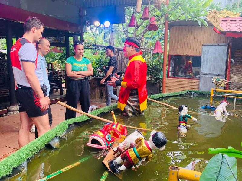 Lors de leur séjour à Hue Lotus Homestay, des étudiants français a l’occasion de découvrir l’art des marionnettes sur l'eau du Vietnam. Photo : SGTT.