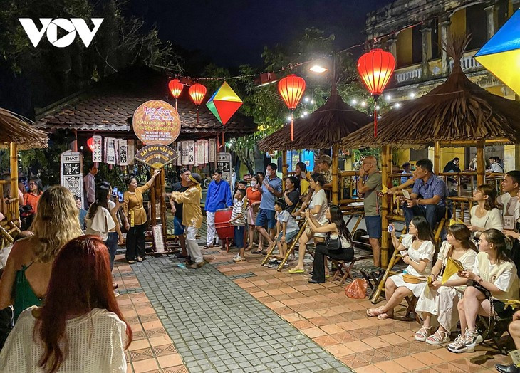 Des artistes interprètent le Bài chòi, un art traditionnel à Hôi An, province de Quang Nam. Photo : VOV.