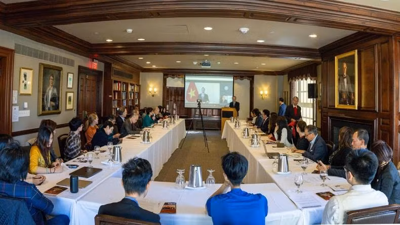 L'ambassadeur Dang Hoang Giang a jugé nécessaire de renforcer l’application de la haute technologie, dont l'intelligence artificielle, dans la production cinématographique. Mais il faut veiller à préserver et à diffuser les valeurs humanistes des œuvres du cinéma. Photo : VFDA..