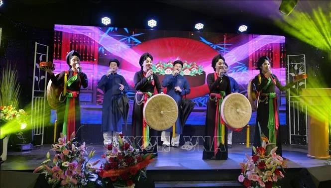 Les chants populaires Quan Ho interprétés par des artistes du Théâtre de Quan Ho de Bac Ninh. Photo : VNA. 