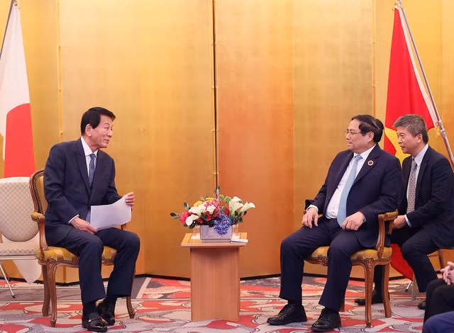 Le PM vietnamien, Pham Minh Chinh (à droite) et l'ancien ambassadeur spécial Japon - Vietnam, Sugi Ryotaro, le 18 décembre, à Tokyo. Photo : VGP.