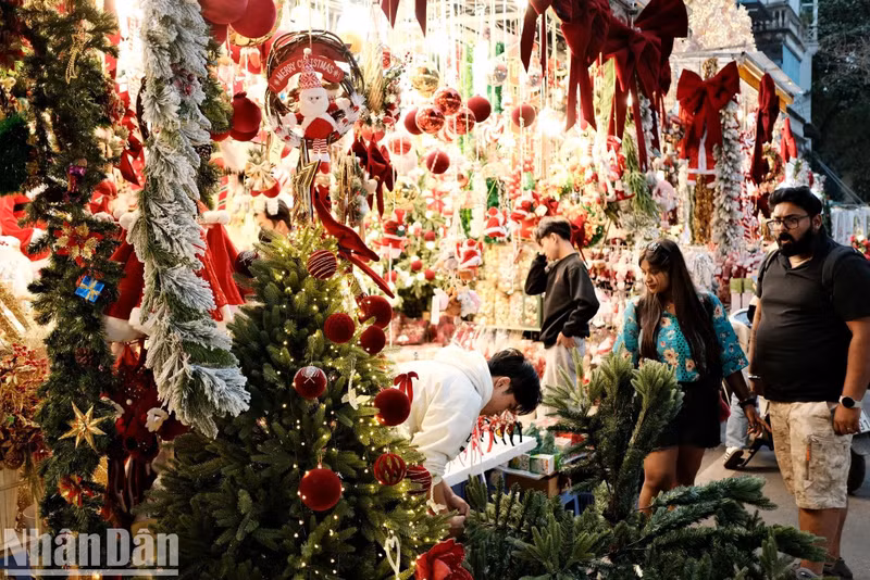 Chaque Noël est l’occasion pour les paroissiens de se rassembler et de se réunir avec leurs familles, de chanter les louanges du seigneur et de s’offrir de l’amour. Photo : Trung Hieu/NDEL.