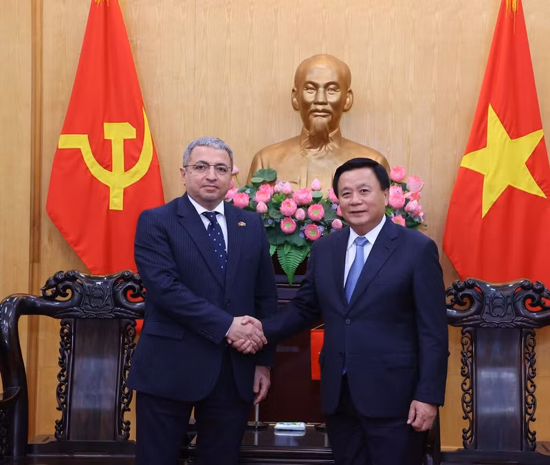 Le membre du Bureau politique et président de l'Académie nationale des sciences politiques Hô Chi Minh, Nguyên Xuân Thang (à droite), et l'ambassadeur d'Azerbaïdjan au Vietnam, Shovgi Kamal Oglu Mehdizade, le 1er octobre à Hanoï. Photo: VNA.