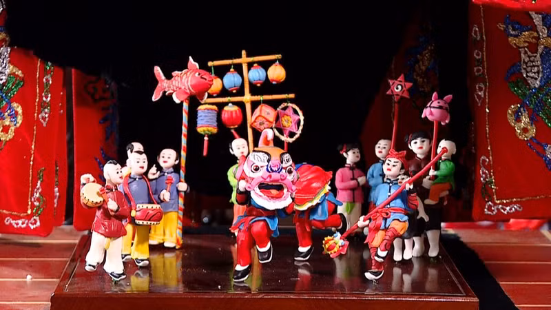 Figurines folkloriques fabriquées par l'artisan Dang Van Hâu. Photo : CVN.