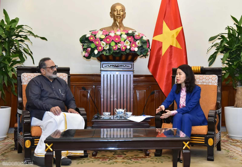 La vice-ministre vietnamienne des Affaires étrangères, Nguyen Minh Hang (à droite), et Rajeev Chandrasekhar, ancien secrétaire d’État indien chargé du développement des compétences, de l’entrepreneuriat, de l’électronique et des technologies de l’Information, le 3 décembre à Hanoï. Photo : baoquocte.vn