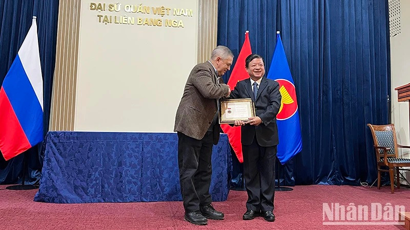 Le président de l'Union vietnamienne des associations des arts et des lettres, Dô Hông Quân (à droite), et le professeur agrégé, Dr Anatoly Sokolov de l'Institut d'études orientales. Photo : NDEL.