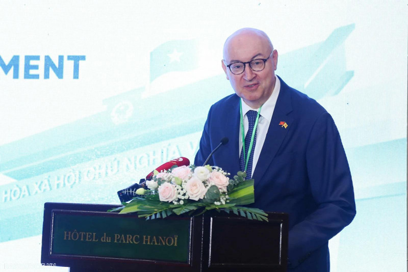 Pierre Du Ville, délégué général de Wallonie-Bruxelles au Vietnam, prend la parole lors de la conférence internationale intitulée « Coopération pour les frontières, les mers, les îles, la paix et le développement », le 8 octobre à Hanoï. Photo: baoquocte.vn 