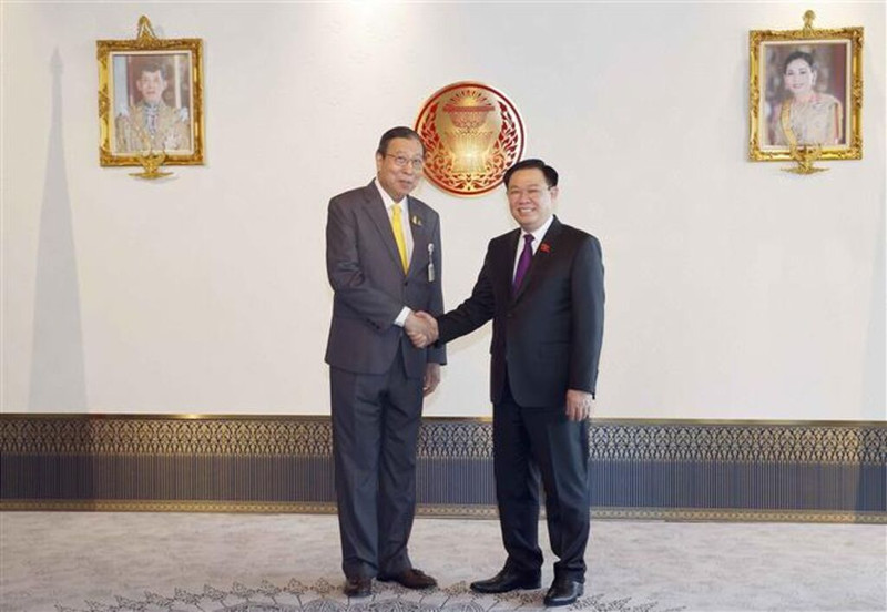 Le Président de l’AN du Vietnam, Vuong Dinh Huê (à droite), et le Président du Sénat thaïlandais, Pornpetch Wichitcholchai, le 7 décembre à Bangkok. Photo : VNA.