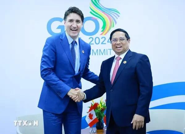 Les Premiers ministres canadien et vietnamien Justin Trudeau et Pham Minh Chinh. Photo: VNA.