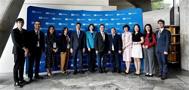 La délégation du Vietnam conduite par le vice-ministre des Affaires étrangères et président du Comité national de l’UNESCO du Vietnam, Hà Kim Ngoc, à la 10e session de l’Assemblée générale, au siège de l’UNESCO, à Paris. Photo : VNA