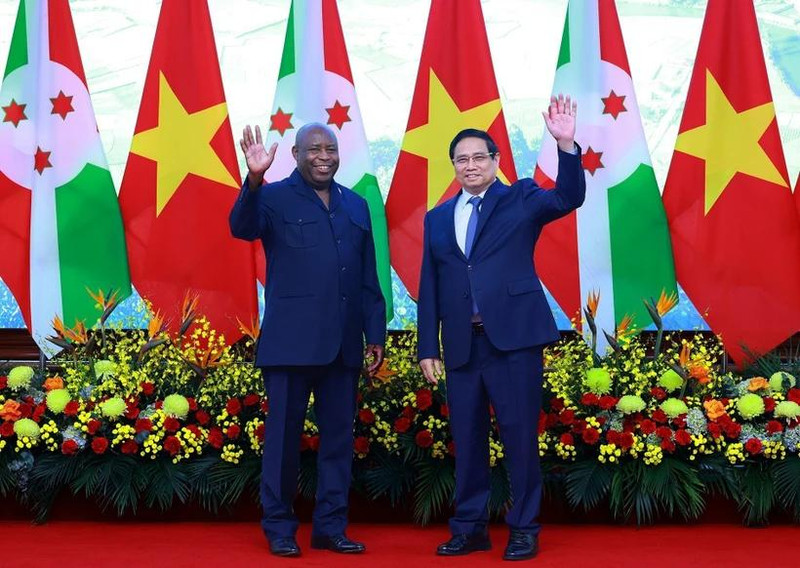 Le Premier ministre Pham Minh Chinh (droite) et le président burundais Évariste Ndayishimiye, en visite officielle au Vietnam du 3 au 6 avril 2025. Photo : VNA. 