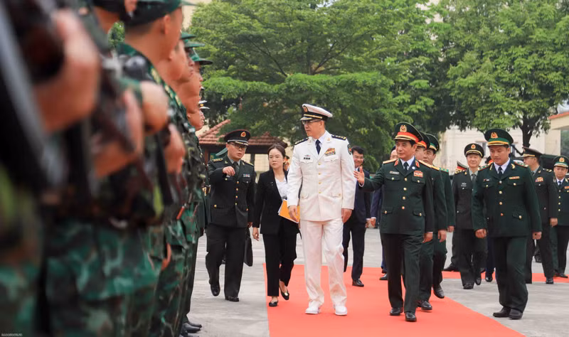 Les deux ministres Phan Van Giang et Dong Jun rendent visite au poste de garde-frontière de la porte frontalière internationale de Lào Cai. Photo: baoquocte.vn.