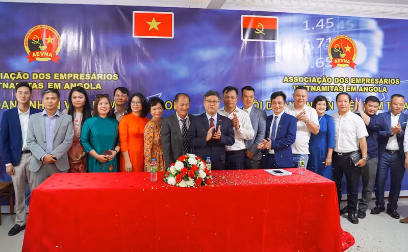 Lors de la cérémonie de fondation de l’Association des hommes d'affaires vietnamiens en Angola, le 9 juin à Luanda. Photo: baoquocte.vn.
