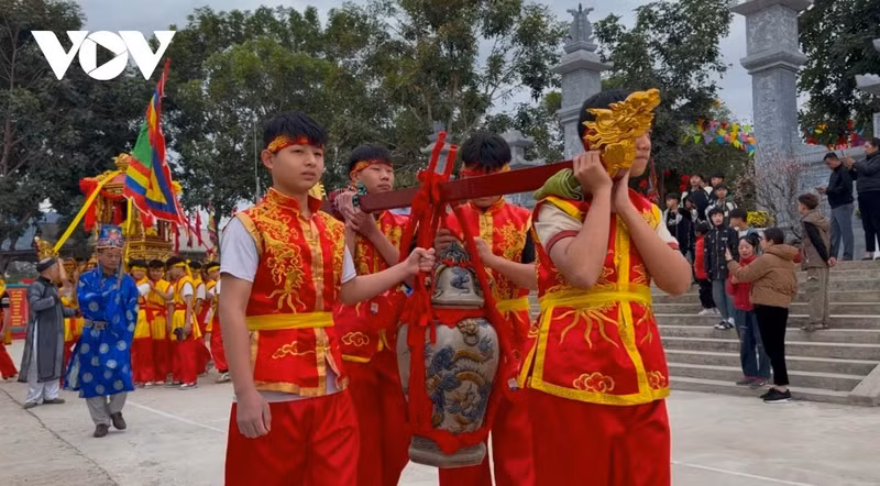 Le 9 février (soit le 12e jour du premier mois lunaire), une cérémonie d’offrande d’encens a eu lieu au temple Hai Ba Trung, dans le hameau de Thong Nhat, commune de Chieng Khuong, district de Song Ma, province de Son La, pour célébrer la mémoire des deux héroïnes nationales vietnamiennes : les deux sœurs Trung. Photo : VOV Le 9 février (soit le 12e jour du premier mois lunaire), une cérémonie d’offrande d’encens a eu lieu au temple Hai Ba Trung, dans le hameau de Thong Nhat, commune de Chieng Khuong, district de Song Ma, province de Son La, pour célébrer la mémoire des deux héroïnes nationales vietnamiennes : les deux sœurs Trung. Photo : VOV