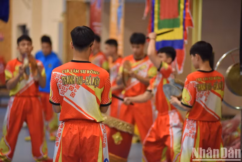 D’une forme d’art populaire combinant des arts martiaux, la danse du lion et du dragon est actuellement devenue un véritable sport avec des compétitions et des règles très strictes, permettant d’encourager les pratiquants à améliorer leur santé physique, leur stature et leur puissance.