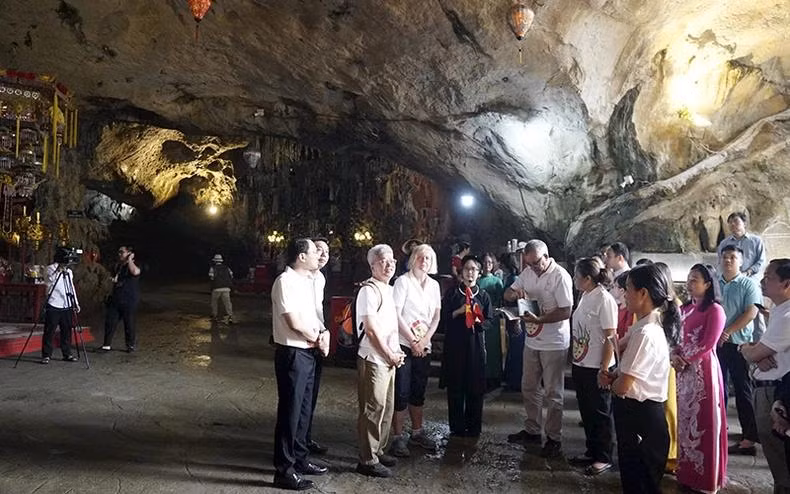 Des scientifiques visitent la grotte de Tam Thanh, dans la ville de Lang Son, province de Lang Son. Photo : NDEL.