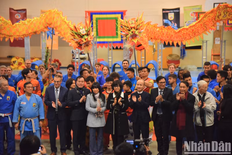 Pour rappel, en février 2023, la Fédération vietnamienne de danse du lion et du dragon a été créée grâce au soutien de nombreuses entreprises, organisations et individus du Vietnam, dans le but de promouvoir ce type de danse et la culture vietnamienne en général dans le monde.
