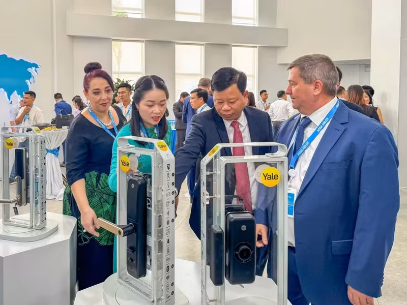 Des produits exposés lors de la cérémonie de l'inauguration de l'usine de ferme-portes Assa Abloy Vietnam. Photo: baohaiphong