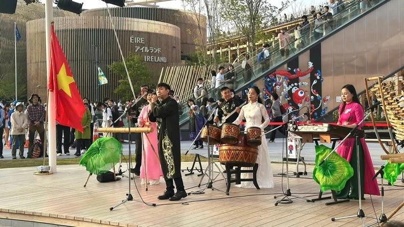Le programme artistique « La beauté du Vietnam » attire l'attention d'un grand nombre de visiteurs internationaux, dont les Japonais.