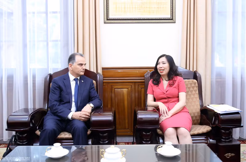 Le Vietnam et le Turkménistan doivent multiplier les rencontres et les échanges de délégations à tous les échelons tant au niveau bilatéral que multilatéral. Cela permettra aux deux pays de renforcer la confiance et la compréhension mutuelle, ainsi que de donner un nouvel élan à la coopération bilatérale dans tous les domaines, dont l’économie, le tourisme, l’éducation, la formation et l’énergie. Photo: baoquocte.vn.