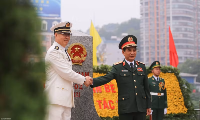 Cérémonie de salutation des bornes frontières. Photo: baoquocte.vn.