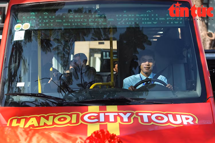 Les touristes peuvent visiter et découvrir 13 destinations : le marché de Dông Xuân, le pont Long Biên, la pagode Trân Quôc, le quai d’hydravion, le temple Vong Thi, la pagode Tao Sach, la pagode Kim Liên, la cité impériale de Thang Long, le mausolée du Président Hô Chi Minh, le Temple de la Littérature (Van Miêu-Quôc Tu Giam), la prison de Hoa Lo et l’opéra de Hanoi.
