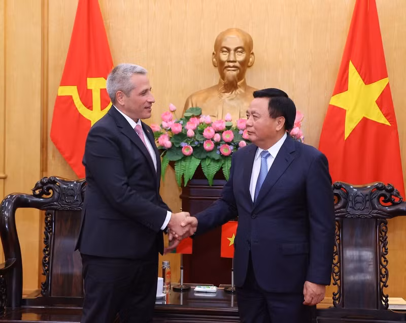 Le membre du Bureau politique et président de l'Académie nationale des sciences politiques Hô Chi Minh, Nguyên Xuân Thang (droite), et l'ambassadeur de Biélorussie au Vietnam, Uladzimir Baravikou, le 1er octobre à Hanoï. Photo: VNA.