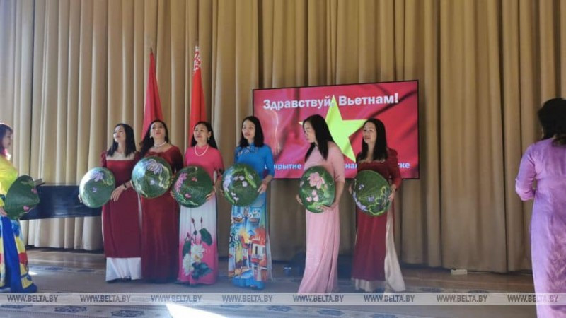 Un numéro artistique lors du programme « Bonjour Vietnam » à Minsk. Photo : thoidai.
