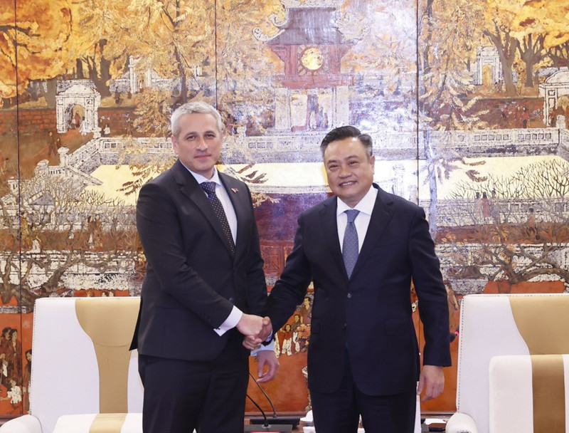 Le président du Comité populaire de Hanoï, Trân Sy Thanh (à droite), et l'ambassadeur de Biélorussie au Vietnam, Uladzimir Baravikou, le 5 mars à Hanoï . Photo : kinhtedothi.vn.