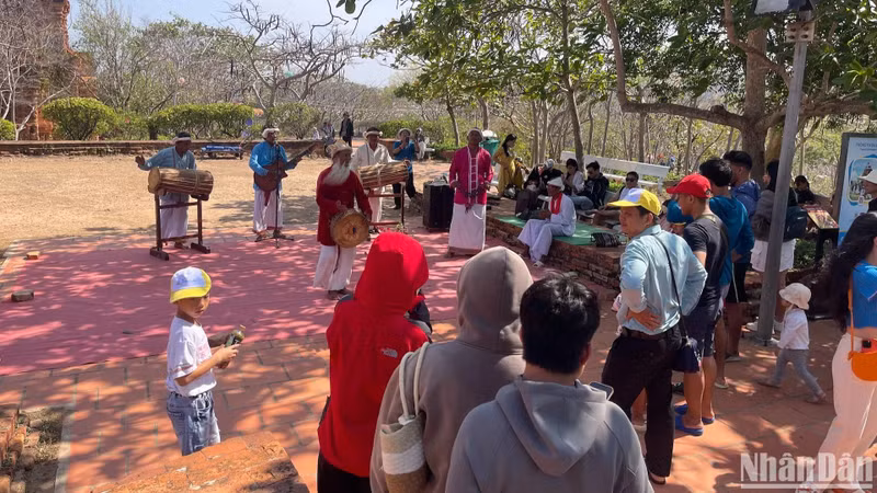 À Binh Thuan, les sites équipés de panneaux NFC sont le site historique de l’école Duc Thanh (situé dans l’enceinte du Musée Hô Chi Minh à Binh Thuan), la tour Pô Sah Inu (dans la ville de Phan Thiêt) et la zone écotouristique de Bau Trang (dans le district de Bac Binh). Photo : NDEL.