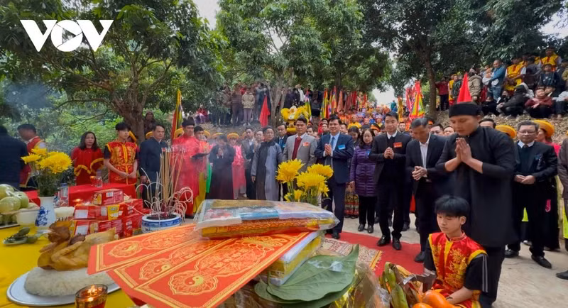 Le 11 novembre 2011, le temple Hai Ba Trung a été classé dans la liste des sites historiques de la province de Son La. Il a été restauré avec une superficie totale de plus de 520 m2. Photo : VOV Le 11 novembre 2011, le temple Hai Ba Trung a été classé dans la liste des sites historiques de la province de Son La. Il a été restauré avec une superficie totale de plus de 520 m2. Photo : VOV