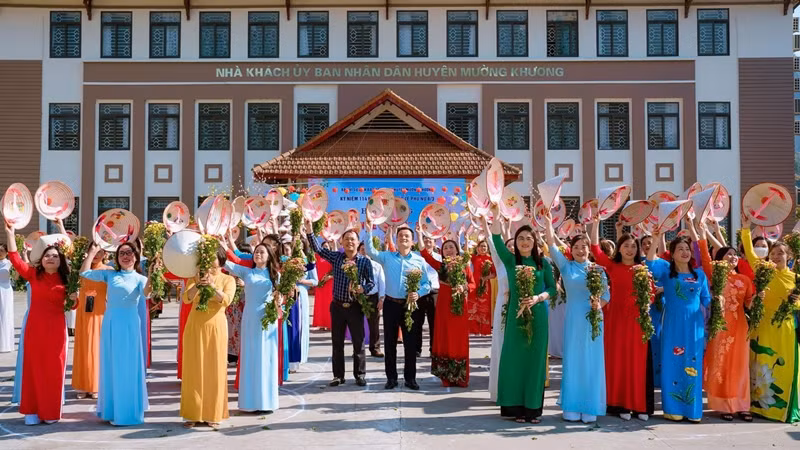 À Lào Cai, les travailleuses portent l'áo dài (tenue traditionnelle vietnamienne) en réponse à la Journée internationale des femmes (le 8 mars). Photo : Pham Ngoc Bang.