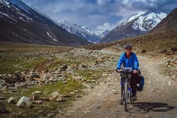 Un cycliste emprunte une route de montagne difficile en direction du col de Shandur, dans le nord du Pakistan. Photo : Shutterstock Images.