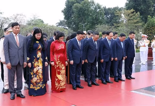 Une délégation de Hanoï rend hommage aux morts pour la Patrie. Photo : VNA.