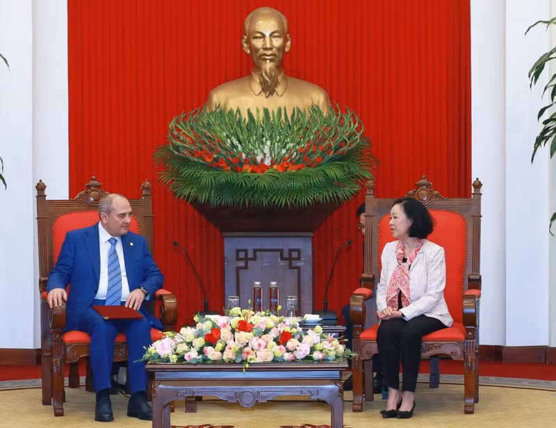 La permanente du Secrétariat du Parti communiste du Vietnam, Truong Thi Mai (à droite), et le vice-président du Parti du nouvel Azerbaïdjan au pouvoir, Tahir Budagov, le 22 novembre à Hanoi. Photo : VNA.