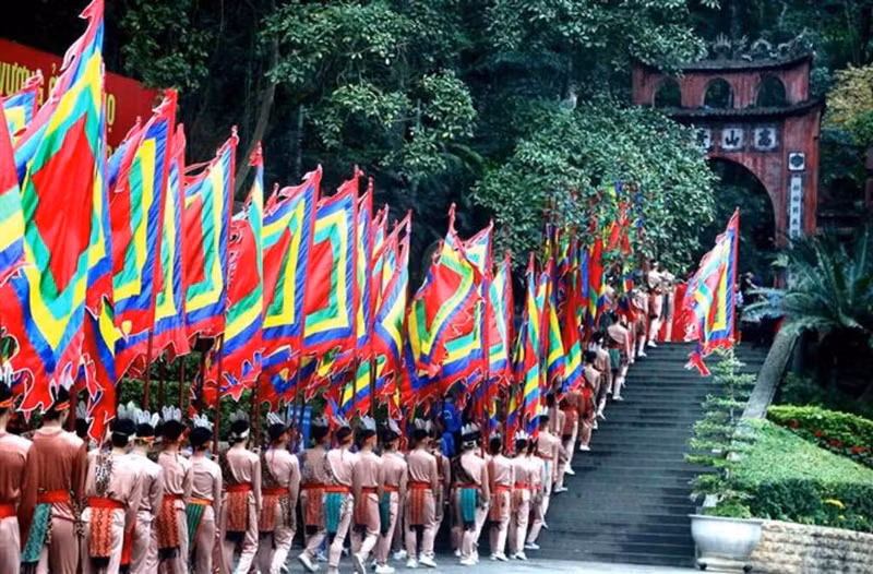 La Fête des temples des rois Hùng constitue une grande fête imprégnée d’identité culturelle nationale, un symbole de la solidarité, de la convergence vers la culture communautaire des ethnies du Vietnam. Photo : VNA.