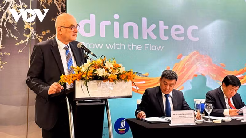 Le directeur général de l’Association des machines de transformation et d’emballage des produits alimentaires d’Allemagne (VDMA), Richard Clemens, a prévu que la consommation de boissons alcoolisées au Vietnam augmenterait de près de 50 %, passant de 4,3 milliards de litres à 6,5 milliards de litres d’ici 2028, soit le taux de croissance le plus élevé parmi les 10 plus grands marchés d’Asie. Photo: VOV.