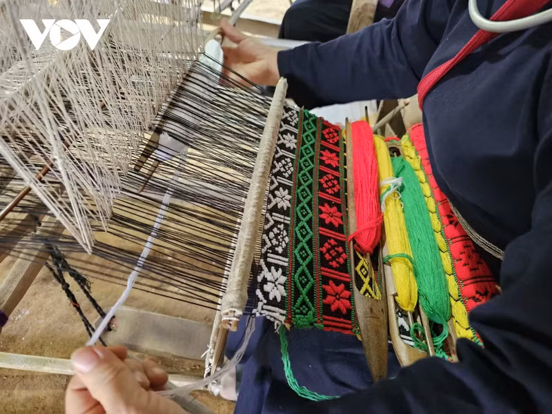 Le tissage du brocart demande de la persévérance, des mains habiles ainsi que la créativité des artisans. Photo: VOV.