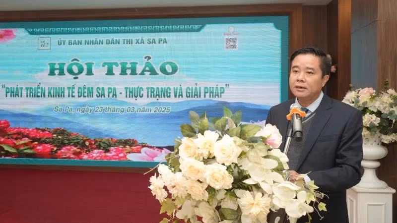 Selon le secrétaire du Comité du Parti de la ville de Sa Pa, Phan Dang Toan, Sa Pa dispose d’un grand potentiel pour développer l'économie nocturne. La mise en place d'un modèle de développement de l'économie nocturne de manière synchrone et durable permettra de faire de Sa Pa une destination touristique dynamique et attractive. Photo : NDEL