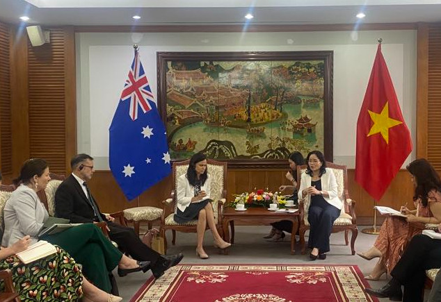 La vice-ministre vietnamienne de la Culture, des Sports et du Tourisme, Trinh Thi Thuy (à droite, au centre), lors d'une séance de travail avec une délégation de l’ambassade d’Australie au Vietnam, conduite par Stephanie Copus Campbell, ambassadrice australienne pour l’égalité des sexes. Photo: toquoc.vn.