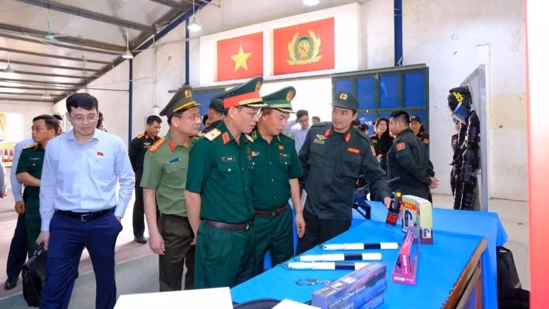 La délégation de la Commission de la défense, de la sécurité et des affaires étrangères de l'Assemblée nationale du Vietnam visite l'exposition de véhicules, d'équipements et d'installations de l’unité de police de maintien de la paix no 1. Photo : NDEL