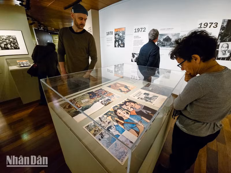Les visiteurs ont l'occasion de mieux comprendre la vie quotidienne des habitants de Hanoï, Saïgon et Huê pendant la guerre, ainsi que les lourdes conséquences de la guerre sur le peuple vietnamien, dont les femmes et les enfants. Photo : NDEL.
