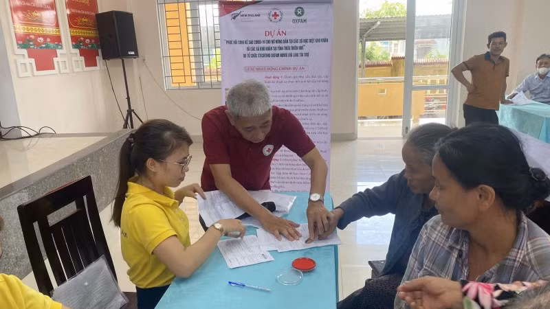 Remise des aides financières à quelques 1 000 femmes issues des ménages pauvres et quasi-pauvres dans les districts de Phong Dien, Phu Vang et Phu Loc, province de Thua Thien Hue (au Centre). Photo: thoidai.com.vn.