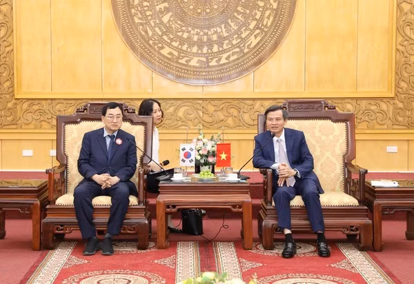 Joo Nak-Young, maire de la ville de Gyeongju (République de Corée) et Doan Minh Huân, secrétaire du Comité provincial du Parti de Ninh Binh. Photo: VNA